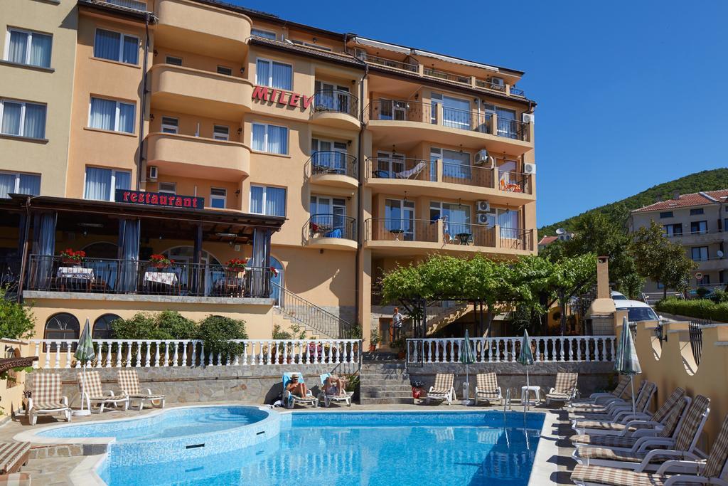 Family Hotel Milev Sveti Vlas Exterior photo
